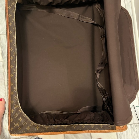 2 Louis Vuitton vintage rolling suitcases, comes w/ LV luggage tag and lock +key - Picture 5 of 15